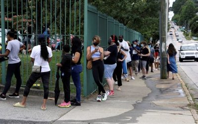 FILE PHOTO: Voters line up to cast their ballots in Atlanta
