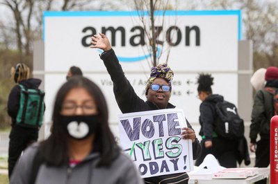 FILE PHOTO: Amazon Labour Union organizers outside Amazon’s LDJ5 sortation center in Staten Island, New York