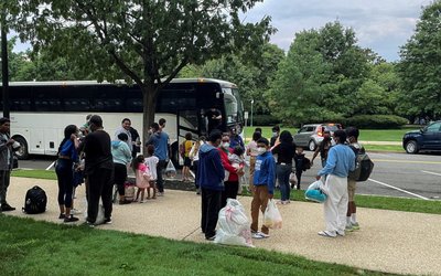 Migrants arrive at Union Station in Washington