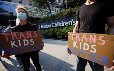 Demonstrators and ocunter-protestors outside Children's Hospital in Bodton