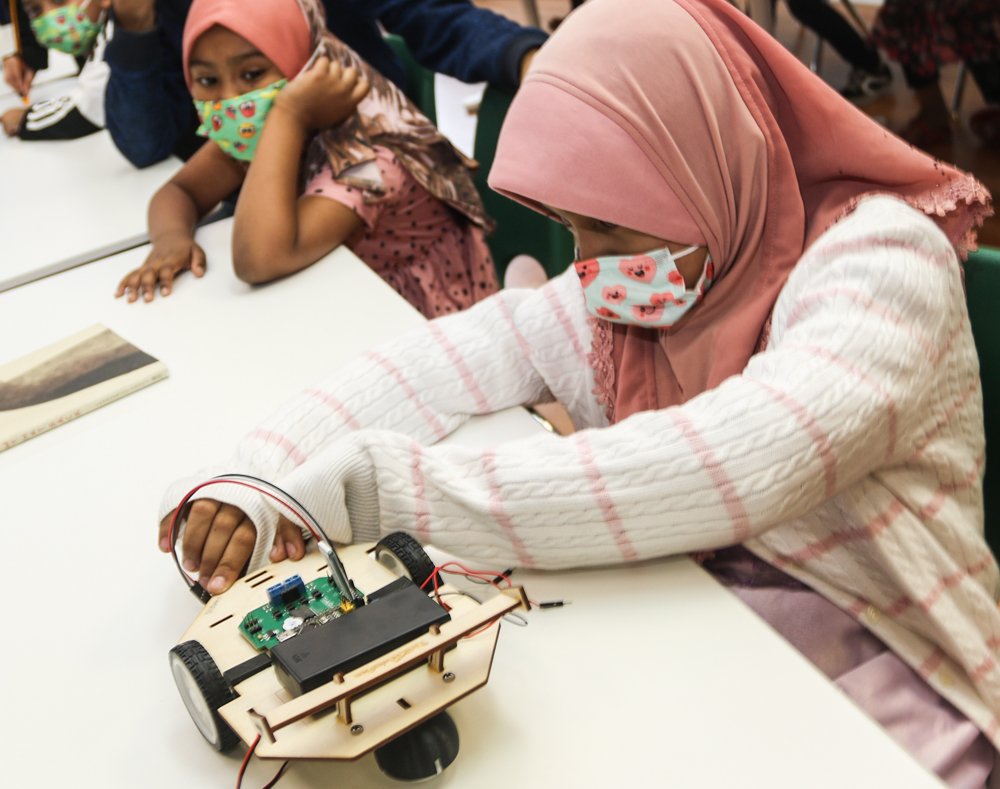 How these five programs are breaking down barriers in STEM | PBS News ...