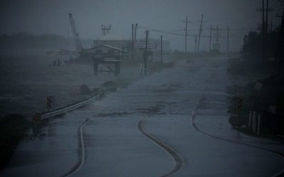 Ida Roars Toward Louisiana With Near Record-Setting Winds