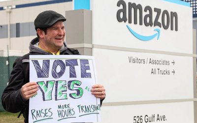 An Amazon Labour Union (ALU) organizer outside Amazon’s LDJ5 sortation center in Staten Island, New York