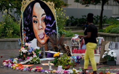 FILE PHOTO: FILE PHOTO: Businesses are boarded up in anticipation of protests in Louisville