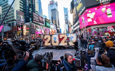 Giant number '23' arrives in Times Square ahead of ball drop