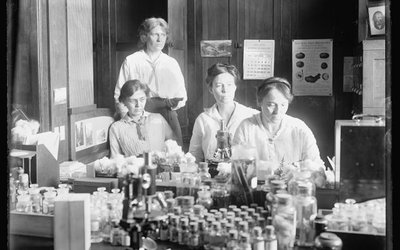 womenscientists_LOC_NationalPhotoCompany-1024x783