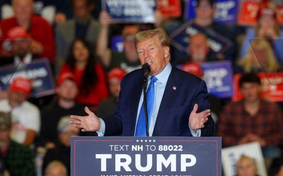 FILE PHOTO: Republican presidential candidate Trump campaigns in New Hampshire