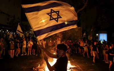 People rally to protest against the government and to show support for the hostages who were kidnapped during the deadly October 7 attack, in Tel Aviv