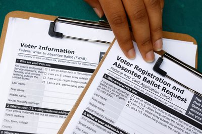 With polls tight, U.S. election campaigns target overseas voters