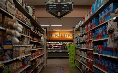 U.S. food retailer Family Dollar closes 1,000 stores