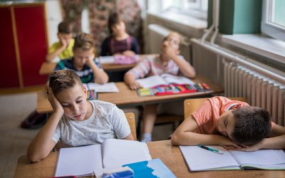 Group of bored elementary students in the classroom.