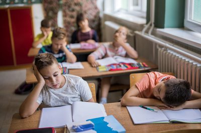 Group of bored elementary students in the classroom.