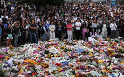 People pay respects at Bondi Pavilion to victims of a shooting during a Jewish holiday celebration at Bondi Beach, in Sydney
