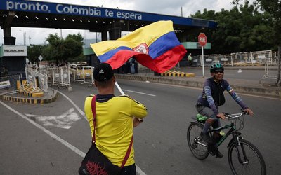 Colombian soldiers patrol the border between Venezuela and Colombia