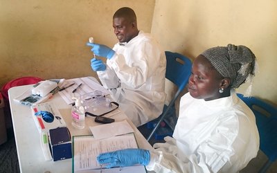 PREPARING-THE-VACCINE-IN-CONAKRY-MATOT-ON-APRIL-1STedited-1024x643