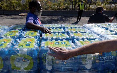 Bottled water distributed in Benton Harbor, Michigan